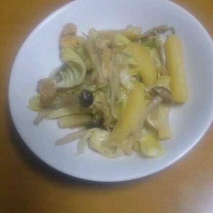 残り野菜のシメジ、キャベツ、ジャガイモも入れて作りましたぁ～♪♪簡単で、美味しいぃ～♪o(≧∇≦)O〃